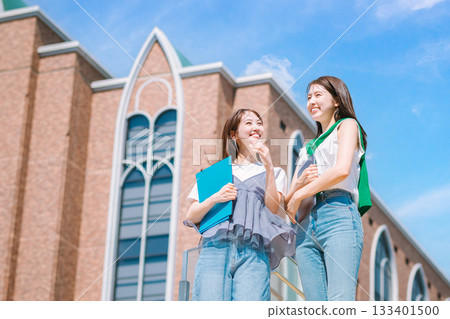 女大學生在校園裡 133401500