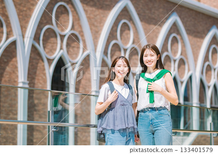 女大學生在校園裡 133401579