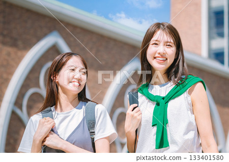 女大學生在校園裡 133401580