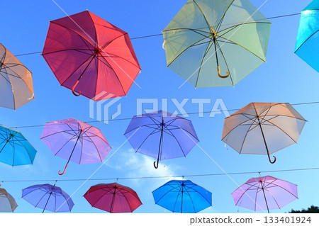 五顏六色的乙烯基雨傘掛在天空 五顏六色的雨傘 133401924