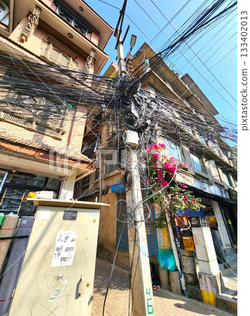 尼泊爾巴克塔普爾的街角和纏繞的電線 尼泊爾巴克塔普爾的街角和纏繞的電線 133402013