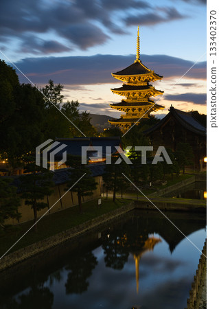 京都東寺清晨的燈光照亮了東寺 京都東寺清晨的燈光照亮了東寺 133402370
