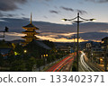 京都東寺清晨的燈光照亮了東寺 133402371