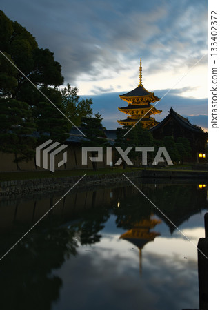 京都東寺清晨的燈光照亮了東寺 京都東寺清晨的燈光照亮了東寺 133402372
