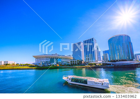 日本橫濱城市景觀：繁華的K Arena體育館、橫濱希爾頓酒店、橫濱地標塔、水上巴士等。 133403962
