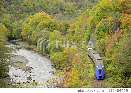 秋葉映襯下的鄂霍次克河上，基哈283系列特快列車緩緩駛過。 133404429