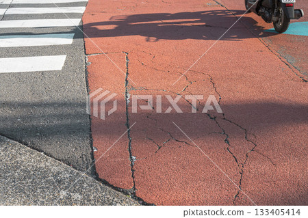 彩色鋪裝路面出現裂縫 彩色鋪裝路面出現裂縫 133405414