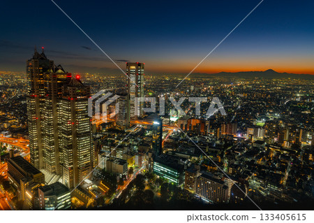 【東京】西新宿摩天大樓區的黃昏，遠眺富士山 133405615
