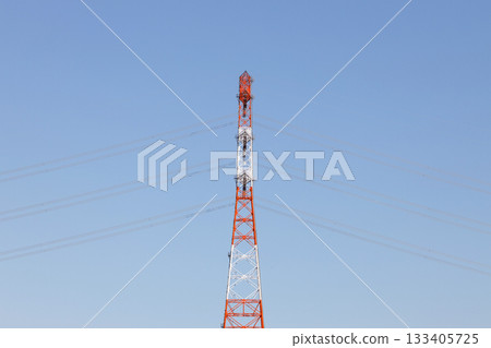 A tower that shines in the blue sky 133405725