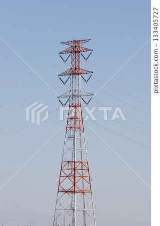 A tower that shines in the blue sky 133405727