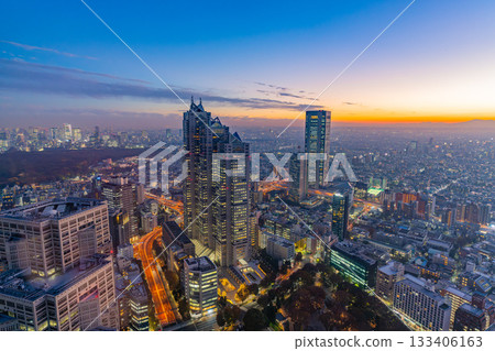 [Tokyo] Twilight view of the skyscraper district from the Tokyo Metropolitan Government Building observation deck 133406163