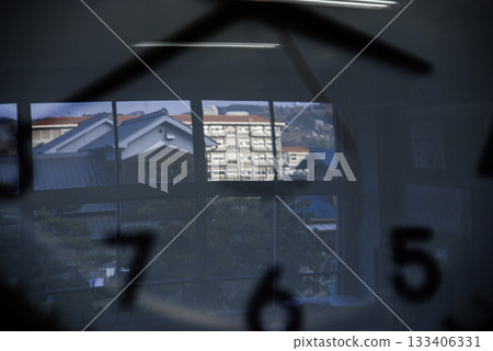 時鐘上映照著學校大樓。 133406331