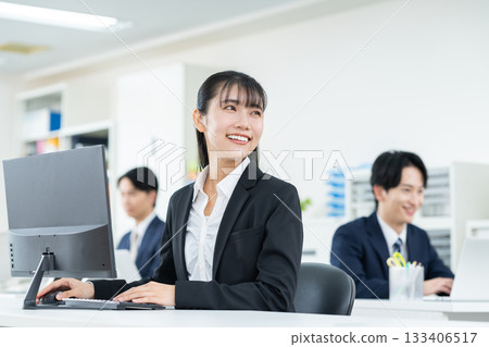 在辦公室工作的年輕女商人 在辦公室工作的年輕女商人 133406517