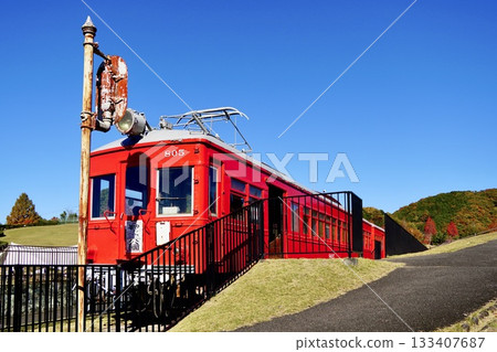 名鐵 Mo800 系列 + Ku2300 系列列車保存在倉池公園。 名鐵 Mo800 系列 + Ku2300 系列列車保存在倉池公園。 133407687