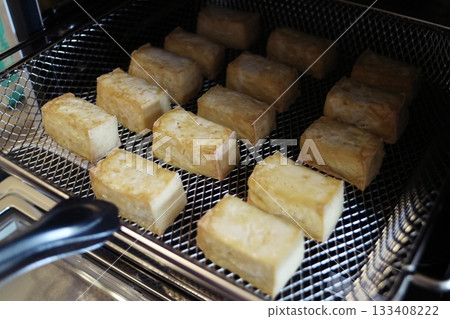 金屬籃炸豆腐塊 133408222