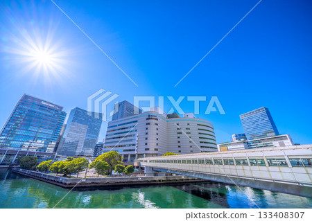 日本橫濱市景，俯瞰橫濱站東側的橫濱綜合百貨商店。 JR橫濱塔在右側背景…一線希望。 （22日） 133408307