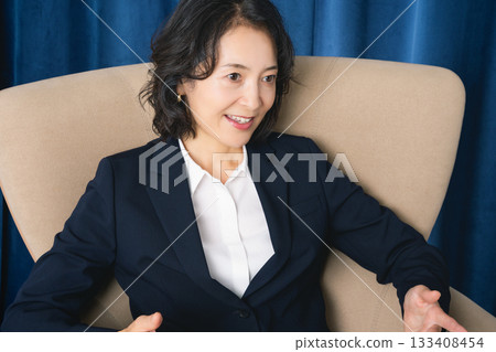一位處於職業生涯中期的女性在接受採訪時說道 133408454
