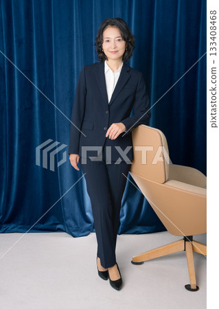 一位中年職業婦女的商務肖像 133408468