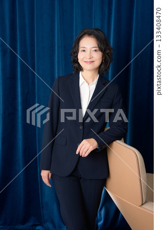 一位中年職業婦女的商務肖像 133408470