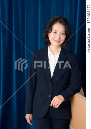 一位中年職業婦女的商務肖像 133408471