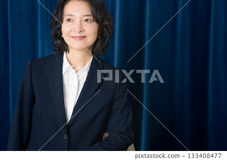 一位中年職業婦女的商務肖像 133408477