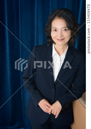 一位中年職業婦女的商務肖像 一位中年職業婦女的商務肖像 133408478
