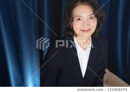 一位中年職業婦女的商務肖像 133408479