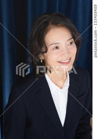 一位中年職業婦女的商務肖像 133408489