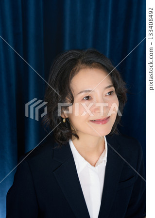 一位中年職業婦女的商務肖像 133408492