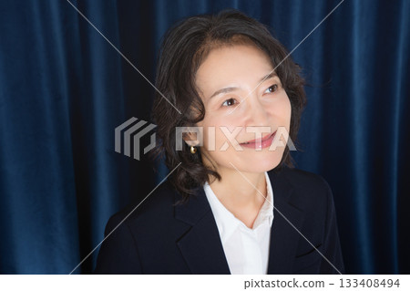 一位中年職業婦女的商務肖像 133408494