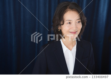 一位中年職業婦女的商務肖像 133408497