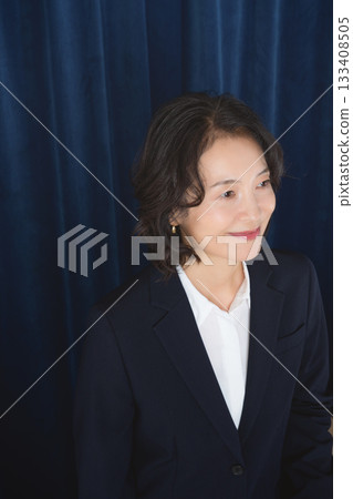 一位中年職業婦女的商務肖像 一位中年職業婦女的商務肖像 133408505