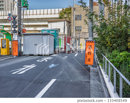 路標指示該路段因道路施工而封閉。 133408549