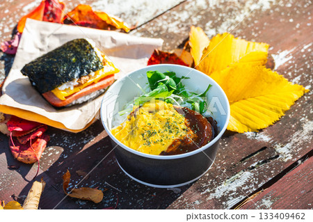戶外夏威夷蓋飯,配豬肉和雞蛋 戶外夏威夷蓋飯,配豬肉和雞蛋 133409462