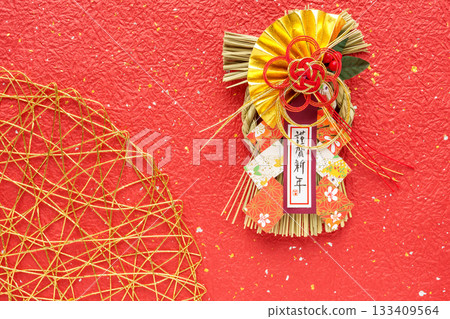 紅色背景上的新年快樂裝飾 133409564