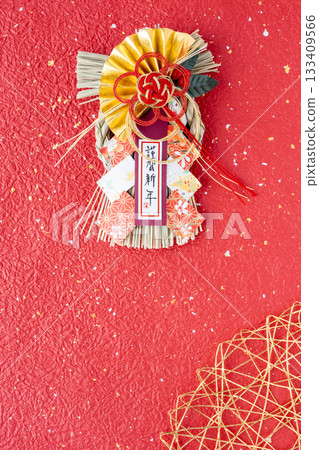 紅色背景上的新年快樂裝飾 133409566