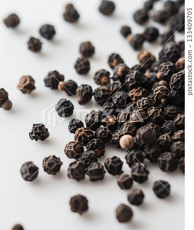 白色背景上的黑胡椒 白色背景上的黑胡椒 133409705
