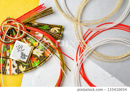 一幅精美的作品，融合了新年裝飾和水引元素。 133410034