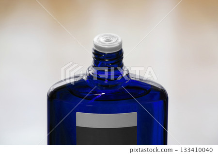 一瓶藍色半透明的生髮產品，瓶蓋是打開的。 133410040