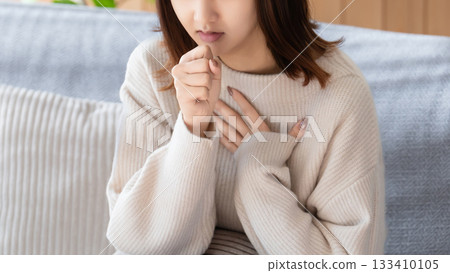 一位患有感冒和咳嗽的女士 133410105