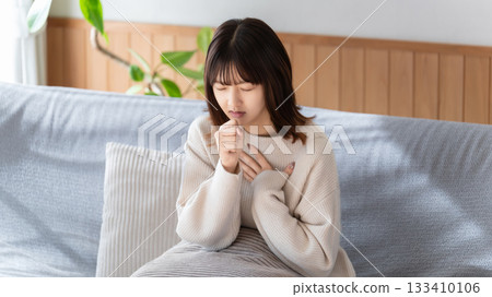 一位患有感冒和咳嗽的女士 一位患有感冒和咳嗽的女士 133410106