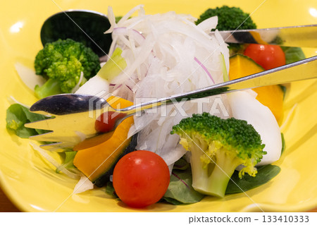 Delicious steamed and raw vegetable salad 133410333