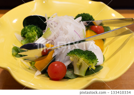 美味的蒸蔬菜和生蔬菜沙拉 美味的蒸蔬菜和生蔬菜沙拉 133410334