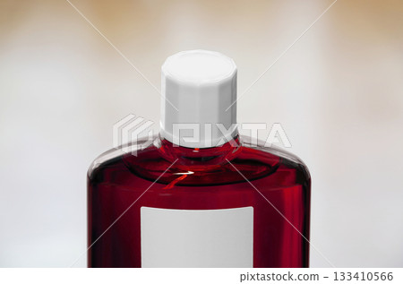 一瓶紅色半透明的生髮產品,附螺旋蓋 一瓶紅色半透明的生髮產品,附螺旋蓋 133410566