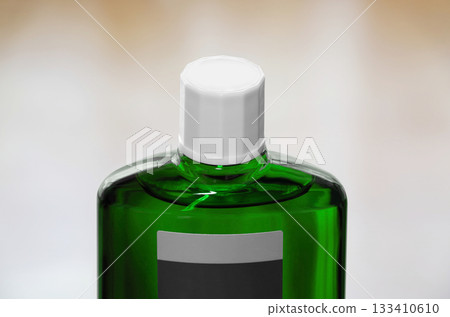 一瓶綠色半透明的生髮產品,附螺旋蓋 一瓶綠色半透明的生髮產品,附螺旋蓋 133410610
