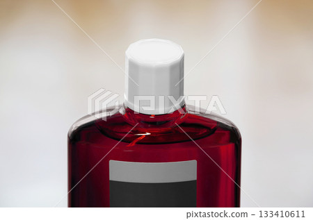 一瓶紅色半透明的生髮產品，附螺旋蓋 133410611