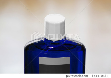 一瓶藍色半透明的生髮產品,附螺旋蓋 一瓶藍色半透明的生髮產品,附螺旋蓋 133410612