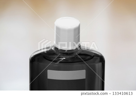 一瓶黑色半透明的生髮產品,附螺旋蓋。 一瓶黑色半透明的生髮產品,附螺旋蓋。 133410613