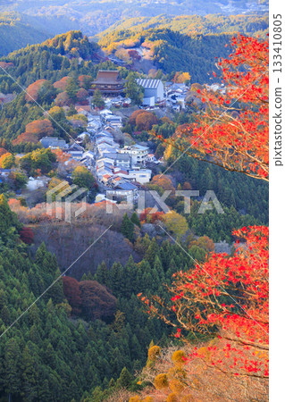 紅葉盛開的世界遺產吉野山 133410805