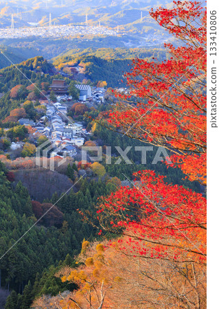 紅葉盛開的世界遺產吉野山 133410806